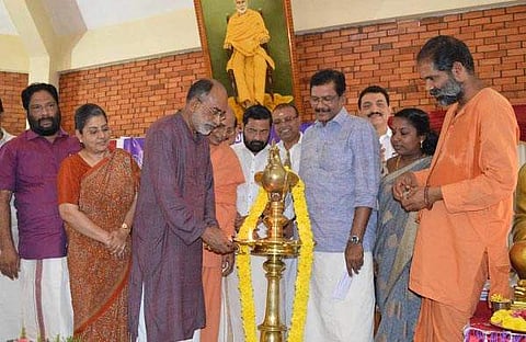 ഒറ്റയ്ക്കു തിരി തെളിച്ചത് ഹൈന്ദവ ശാസ്ത്രപ്രകാരം; മാധ്യമ പ്രവര്ത്തകര് തോന്നുന്നത് എഴുതി വയ്ക്കരുതെന്ന് കണ്ണന്താനം