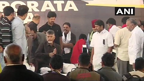 ആന്ധ്രപ്രദേശിന് പ്രത്യേക പദവി  : ചന്ദ്രബാബു നായിഡുവിന്റെ നിരാഹാര സത്യാഗ്രഹം തുടങ്ങി