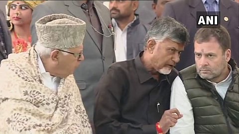 പിന്തുണയുമായി രാഹുലും ഫാറൂഖും സമരപ്പന്തലില് ; ഒപ്പമുണ്ടെന്ന് മമത, പ്രതിപക്ഷത്തിന്റെ ഐക്യവേദിയായി നായിഡുവിന്റെ സമരം