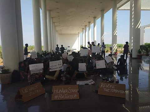 ലൈംഗിക ആരോപണം നേരിടുന്ന അധ്യാപകര് അകത്ത്; വിദ്യാര്ത്ഥികള്ക്കൊപ്പം നില്ക്കുന്നവര് പുറത്ത്: തമിഴ്നാട് സെന്ട്രല് യൂണിവേഴ്സിറ്റിയില് വിദ്യാര്ത്ഥി പ്രക്ഷോഭം കനക്കുന്നു