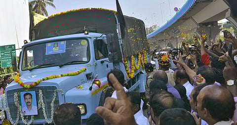 നാടിന്റ വീരപുത്രന് യാത്രാമൊഴി; ഹവില്ദാര് വസന്തകുമാറിന്റെ ഭൗതികശരീരം സംസ്കരിച്ചു