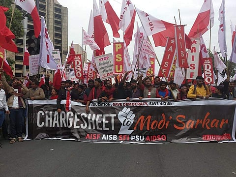 മോദി സര്ക്കാരിന് എതിരെ ഡല്ഹിയെ ചെങ്കടലാക്കി ഇടത് വിദ്യാര്ത്ഥികളുടെ പാര്ലമെന്റ് മാര്ച്ച് (വീഡിയോ)