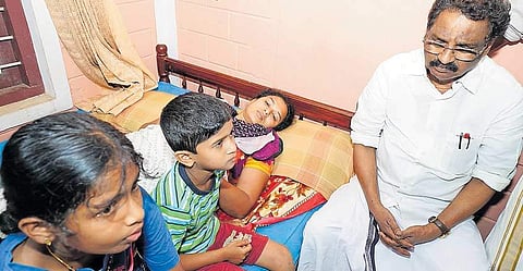 വസന്തകുമാറിന്റെ കുടുംബത്തിന് ഇരുപത്തിയഞ്ച് ലക്ഷം ധനസഹായം; കുട്ടികളുടെ പഠന ചെലവ് സര്ക്കാര് ഏറ്റെടുക്കും, ഭാര്യയുടെ ജോലി സ്ഥിരപ്പെടുത്താനും മന്ത്രിസഭാ യോഗതീരുമാനം