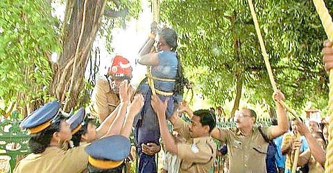 30 അടി ഉയരത്തിലെ മരത്തില് കയറി ആത്മഹത്യാ ഭീഷണി; ഭയന്ന് വിറച്ചപ്പോള് അഗ്നിരക്ഷാ സേന രക്ഷയ്ക്കെത്തി