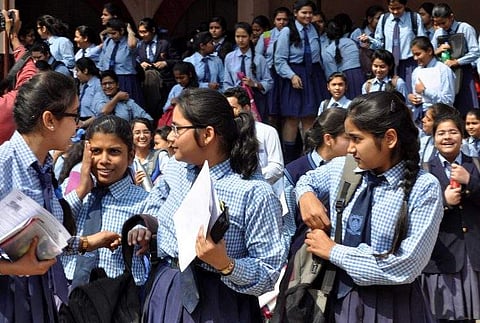 സമൂഹ മാധ്യമങ്ങളിലെ വ്യാജസന്ദേശങ്ങള് : മുന്നറിയിപ്പുമായി സിബിഎസ്ഇ