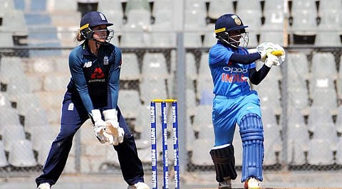 പരമ്പര തൂത്തുവാരാന് ഇറങ്ങിയപ്പോള് തുടക്കത്തിലേ പ്രഹരം; പതിയെ തിരിച്ചു പിടിച്ച് മന്ദാനയും പൂനവും