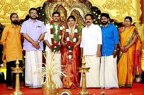 വിവാഹസല്ക്കാരങ്ങള്ക്ക് വിട; ഡയാലിസിസ് യൂണിറ്റിന് രണ്ട് ലക്ഷം രൂപ നല്കി ദമ്പതികള്; യുവാക്കള് ഈ മാതൃക പിന്തുടരട്ടെയെന്ന് എംബി രാജേഷ്