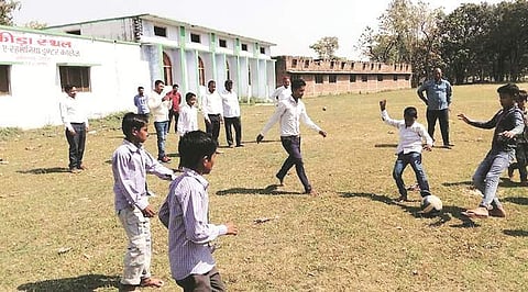 സ്കൂള് ഗ്രൗണ്ട് ഗോശാലയാക്കാന് നീക്കം; യുപി സര്ക്കാരിനെതിരെ നിയമ നടപടിക്കൊരുങ്ങി അധികൃതര്