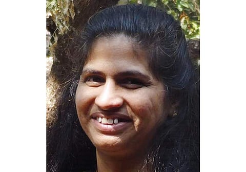 എട്ട് മക്കളുള്ള മലയാളി യുവതി കൊടൈക്കനാലില് ആത്മഹത്യ ചെയ്തു; പ്രതിഷേധവുമായി സ്ത്രീകള് റോഡില്