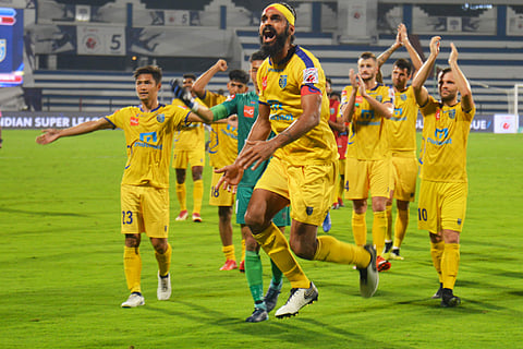 കോച്ചുകള്, കളി, കളിക്കാര്, കാണികള്...: സേതു എഴുതുന്നു