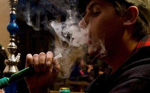 ഹുക്കയെ അത്ര കൂള് ഹോബിയായി എടുക്കണ്ട! സിഗരറ്റിനേക്കാള് പേടിക്കണം കുപ്പിക്കുള്ളിലെ ഈ ഭൂതത്തെ