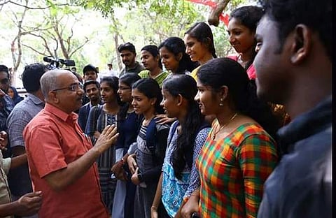 അതായിരുന്നു ഞാന് ആദ്യം വിളിച്ച മുദ്രാവാക്യം; മഞ്ഞപ്പൂക്കളും മയില്പ്പീലിത്തുണ്ടുകളുമുള്ള ക്യാംപസ് ഓര്മകളിലേക്കിറങ്ങി എ പ്രദീപ് കുമാര്