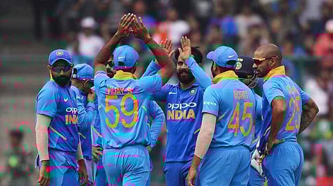 ഏഴ് റണ്സിനിടെ മൂന്ന് വിക്കറ്റ് വീഴ്ത്തി; റണ് ഒഴുക്ക് തടയാന് വിയര്ത്ത് ഇന്ത്യ