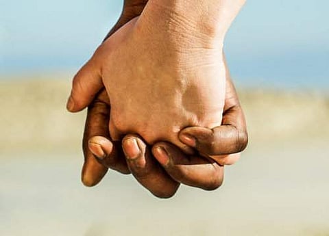 ഇരുപത്തിയാറുകാരിയെ ഭാര്യയും രണ്ട് കുട്ടികളുമുള്ള കാമുകനൊപ്പം വിട്ട് കോടതി