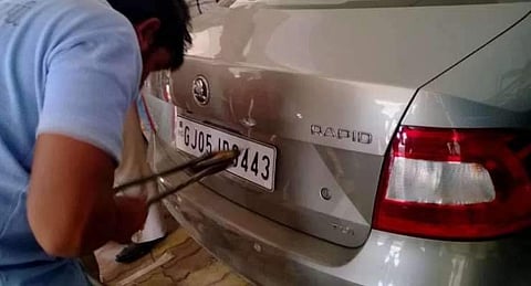 പുതിയ വാഹനങ്ങളില് ഏപ്രില് മുതല് സുരക്ഷാ പ്ലേറ്റ്