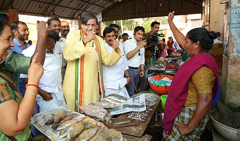 ആ വാക്കിന്റെ അർഥം അതല്ല; തന്റെ ഇംഗ്ലീഷ് മനസിലാക്കാൻ ഇടതുപക്ഷക്കാർ ബുദ്ധിമുട്ടുകയാണെന്ന് ശശി തരൂർ