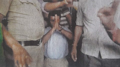 ഇമ്രാൻ ഖാനെ പുകഴ്ത്തി ഫെയ്സ്ബുക്കിൽ പോസ്റ്റ്; കോളജ് പ്രൊഫസറെ മുട്ടിൽ നിർത്തി മാപ്പ് പറയിച്ച് പ്രതിഷേധക്കാർ (വീഡിയോ)