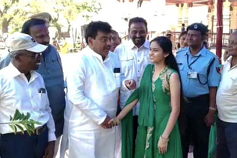 ദർശനത്തിനായി മന്ത്രി ക്യൂ നിന്നില്ല; ചോദ്യം ചെയ്ത് പെൺകുട്ടി; ക്ഷമാപണം