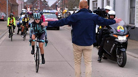 കുതിച്ച് കുതിച്ച് മുന്പേ പോയ പുരുഷ സംഘത്തിന് ഒപ്പമെത്തി; പിന്നെ വനിതാ സൈക്കിളോട്ടക്കാരിയെ തടഞ്ഞു വയ്ക്കേണ്ടി വന്നു