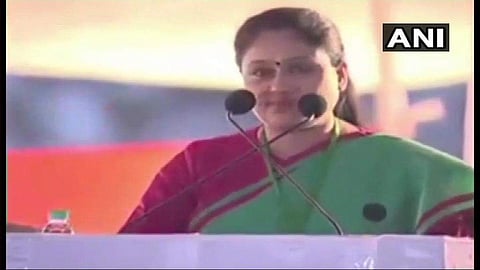 മോദിയെ കാണാന് ഭീകരവാദിയെപ്പോലെ;ഏത് നിമിഷത്തിലും ആയാള് ബോംബിടാം: വിജയശാന്തി