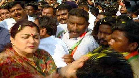 പ്രചാരണത്തിനിടെ ഖുശ്ബുവിന്റെ പിന്നില് കയറിപ്പിടിച്ചു; കരണം പുകച്ച് നടി