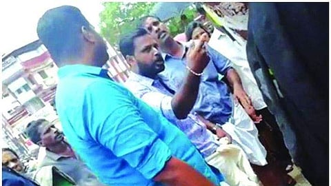 എല്ഡിഎഫിന് വോട്ട് അഭ്യര്ത്ഥിച്ച് നോട്ടീസ് നല്കിയ വിദ്യാര്ത്ഥിനികള്ക്ക് നേരെ സംഘപരിവാര് ആക്രമണം; പരാതിയുമായി പെണ്കുട്ടികള്