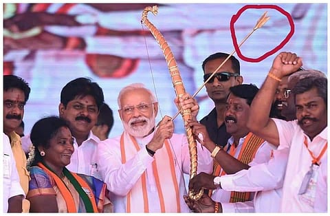 അമ്പും വില്ലും വീണ്ടും പണികൊടുത്തു; അമ്പ് തിരിച്ചുപിടിച്ച് ഫോട്ടോയ്ക്ക് പോസ് ചെയ്ത് മോദി, പരിഹാസവുമായി സോഷ്യല് മീഡിയ