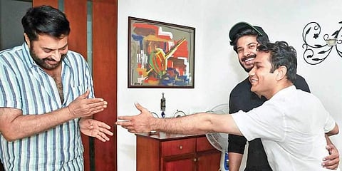 തെരഞ്ഞെടുപ്പ് ചൂടിനിടെ സഹപാഠികളുടെ സംഗമം ; ദുൽഖർ സൽമാനും ഹൈബി ഈഡനും