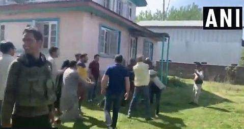 'കളള വോട്ട് ചെയ്തതായി ആരോപണം'; പോളിങ് ഏജന്റിനെ പിഡിപി പ്രവര്ത്തകര് മര്ദിക്കുന്ന വീഡിയോ പുറത്ത്