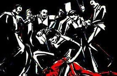 കണ്ണൂരില് സദാചാരഗുണ്ടായിസം: പെണ്കുട്ടിയുടെ കൈ തല്ലിയൊടിച്ചു