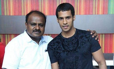 മകന് തോല്ക്കുമെന്ന് റിപ്പോര്ട്ട്: ക്ഷേത്രങ്ങള് കയറിയിറങ്ങിയും ജ്യോത്സ്യന്മാരുടെ സഹായം തേടിയും കുമാരസ്വാമി