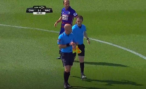 അസിസ്റ്റന്റ് റഫറിക്ക് ടോയ്ലറ്റില് പോകണം; മൂന്ന് മിനുട്ട് മത്സരം നിര്ത്തിവച്ചു; തിരിച്ചെത്തിയപ്പോള് ചുവപ്പ് കാര്ഡ്! (വീഡിയോ)