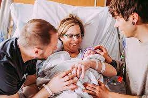 അറുപത്തിയൊന്നാം വയസില് പ്രസവം; പേരക്കുഞ്ഞിന് ജന്മം നല്കിയത് സ്വവര്ഗാനുരാഗിയായ മകന് വേണ്ടി