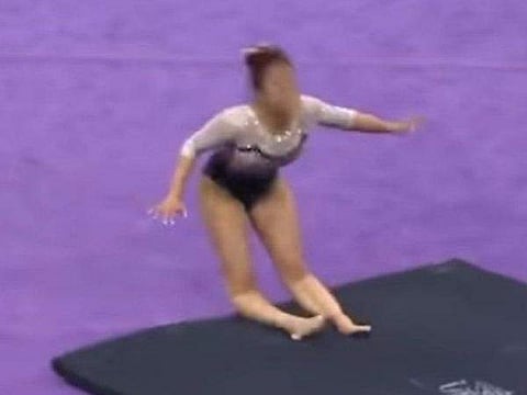 ജിംനാസ്റ്റിന്റെ ലാന്ഡിങ് പിഴച്ചു, രണ്ട് കാലും ഒടിഞ്ഞു തൂങ്ങി(വീഡിയോ)