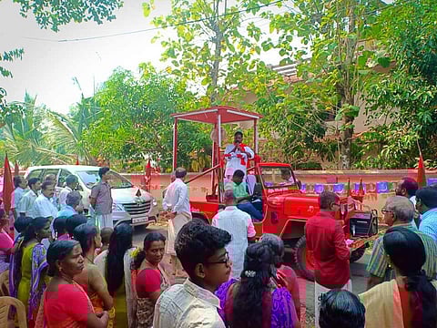 വാഹനത്തിന്റെ കമ്പിയില് നെഞ്ചിടിച്ചു; പ്രചരണത്തിനിടെ ചിറ്റയം ഗോപകുമാറിന് പരുക്ക്