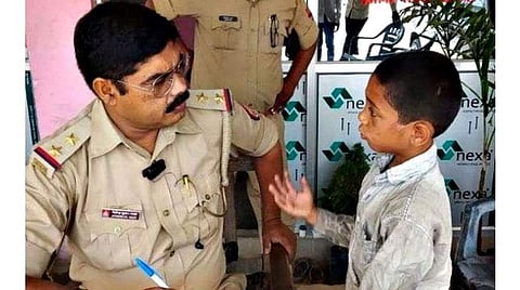 അച്ഛൻ അമ്മയെ ക്രൂരമായി മർദിച്ചു ; സഹായം തേടി എട്ടു വയസ്സുകാരൻ പൊലീസ് സ്റ്റേഷനിൽ