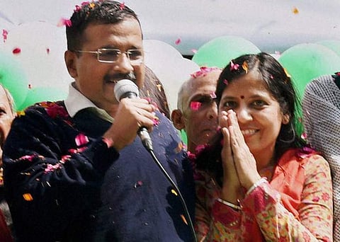 കെജരിവാളിന്റെ ഭാര്യയ്ക്ക് ഇരട്ട വോട്ടര്കാര്ഡ് : തെരഞ്ഞെടുപ്പ് കമ്മീഷന് കോടതിയുടെ സമന്സ് ; മുഴുവന് രേഖകളും ഹാജരാക്കാന് നിര്ദേശം