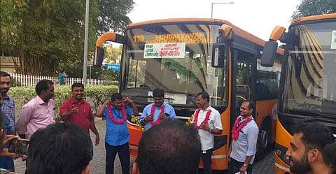 സ്വകാര്യ ബസുകളെ പിടിച്ചുകെട്ടി; ടെക്നോപാര്ക്കില് നിന്നുള്ള ദീര്ഘദൂര കെഎസ്ആര്ടിസി ലോ ഫ്ലോര് ബസുകള്ക്ക് വന് വരവേല്പ്പ്