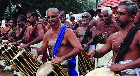 കടുത്ത പനിയെ അവഗണിച്ച് പെരുവനം കൊട്ടിക്കയറി, നാദവിസ്മയം തീര്ത്തു; ആവേശത്തില് പൂരപ്രേമികള്