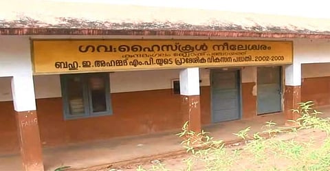 വിദ്യാര്ത്ഥികള്ക്ക് വേണ്ടി അധ്യാപകന് പരീക്ഷയെഴുതിയ സംഭവം: മൂന്ന് അധ്യാപകര്ക്കെതിരെ ജാമ്യമില്ലാ വകുപ്പ് പ്രകാരം കേസ്