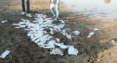 മൂവായിരത്തോളം ആധാര് കാര്ഡുകള് പുഴയോരത്ത് ഉപേക്ഷിക്കപ്പെട്ട നിലയില്