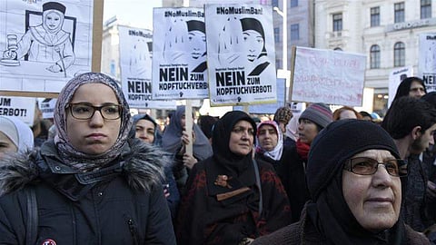 'രാഷ്ട്രീയ ഇസ്ലാമിനുള്ള മുന്നറിയിപ്പ്'; ഓസ്ട്രിയയില് വിദ്യാലയങ്ങളില് ശിരോവസ്ത്രത്തിന് നിരോധനം