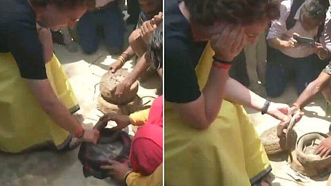 വോട്ടര്മാരെ മാത്രമല്ല, തെരഞ്ഞടുപ്പ് പ്രചാരണത്തിനിടെ പാമ്പിനെയും കൈയിലെടുത്ത് പ്രിയങ്ക; വീഡിയോ