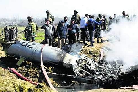 കശ്മീരില് വ്യോമസേന കോപ്റ്റര് തകര്ന്നത് ഇന്ത്യന് ആക്രമണത്തില്; എയര്ഫോഴ്സ് ഓഫീസര് കമാന്ഡിങിനെ മാറ്റി