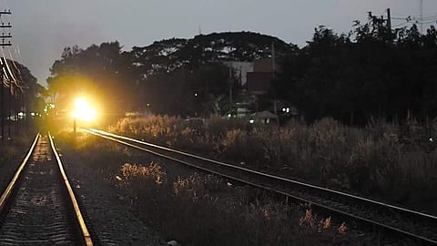 അര്ധരാത്രിയിയില് റയില്വെട്രാക്കിലൂടെ പെണ്കുട്ടിയുമൊത്ത് ബൈക്ക് സവാരി; ദുരന്തമൊഴിവാക്കാന് ട്രയിന് 20 മിനിറ്റ് നിര്ത്തിയിട്ടു