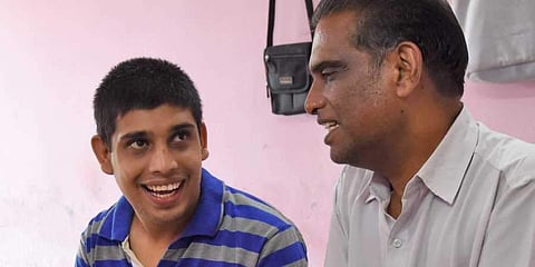 എന്ഡോസള്ഫാനോട് പൊരുതി അഖിലിന്റെ ജീവിതം; ബിരുദ പരീക്ഷയില് സഹപാഠികളെ ഞെട്ടിച്ച് നേടിയത് 64% മാര്ക്ക്