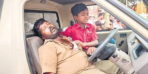 വണ്ടി ഓടിക്കുന്നതിനിടെ ഹൃദയാഘാതം, അച്ഛന് മരിച്ചു; സ്റ്റിയറിങ് നിയന്ത്രിച്ച് പത്ത് വയസ്സുകാരന് ഒഴിവാക്കിയത് വലിയ അപകടം