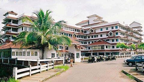 വടകര സഹകരണ ആശുപത്രിയില് തീപിടിത്തം; രോഗികളെ ഒഴിപ്പിക്കുന്നു