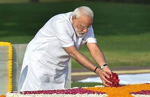 ഗാന്ധിജിയുടെ സമാധി സ്ഥലമായ രാജ്ഘട്ടില് നരേന്ദ്രമോദി പുഷ്പാര്ച്ചന നടത്തുന്നു -പിടിഐ