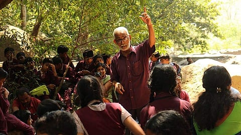 'സഖാവ് വള്ളി നിക്കറുമിട്ട് അജന്തയില് ആദിപാപം കണ്ട് നടന്നപ്പോള് നീലകണ്ഠന് കമ്മ്യൂണിസ്റ്റായതാണ്'; വിമര്ശനങ്ങളോട് പ്രതികരിച്ച് സിആര് നീലകണ്ഠന്